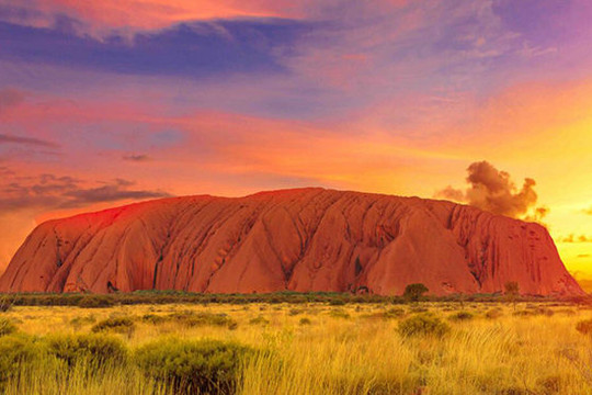 Truyền thuyết cổ đại về Uluru – tảng sa thạch khổng lồ đổi màu kỳ lạ