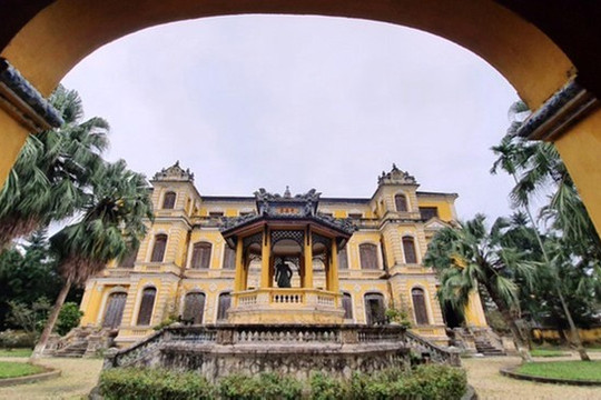 Chính phủ Pháp tài trợ tu bổ mái tòa lâu đài - nơi gia đình cựu hoàng triều Nguyễn từng sinh sống