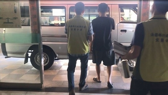 Bị cảnh sát bắt giam vì có tiền nhưng chây ì không nộp phạt