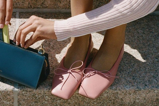Câu chuyện về đôi giày đơn điệu làm biến chuyển cả ngành thời trang
