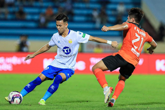 CLB Nam Định đánh bại Đà Nẵng 2-1 trong ngày ra mắt của HLV Vũ Hồng Việt