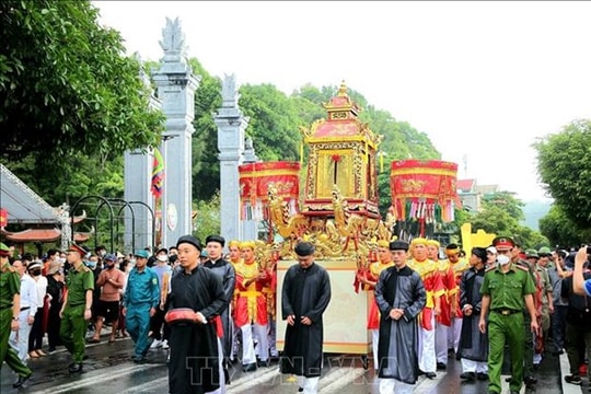 Lễ hội Đền Cửa Ông thu hút hàng nghìn người dân đến chiêm bái, vãn cảnh