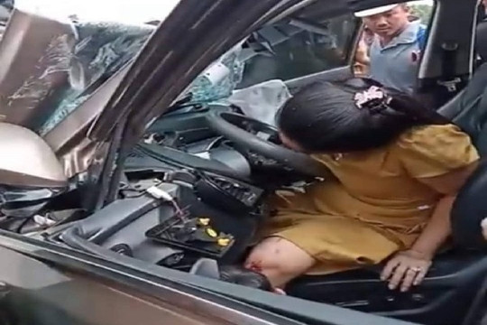 Nữ tài xế mắc kẹt trong ghế lái ô tô sau cú va chạm với xe tải