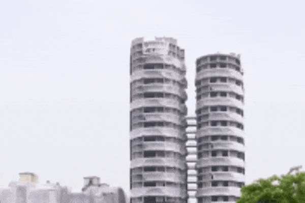 Tòa tháp đôi 30 tầng ở Ấn Độ đổ sập trong chớp mắt