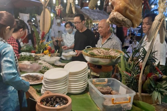 Lễ hội 'Văn hóa ẩm thực - Món ngon 3 miền' hút khách
