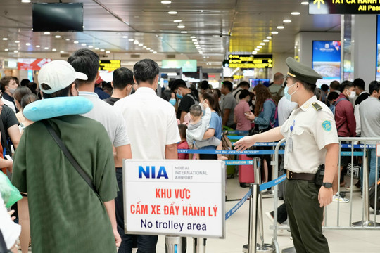 Nghỉ lễ 2/9: Nội Bài khuyến cáo khách ra sân bay sớm, tăng kiểm soát an ninh