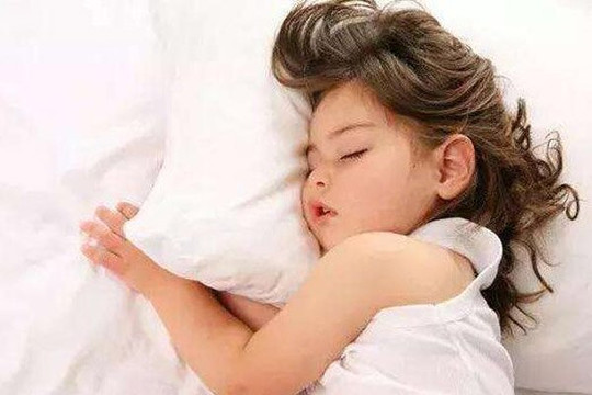 Tại sao trẻ dễ thương nhưng lớn lên lại càng xấu đi? Có thể khi bé đang ngủ cha mẹ đã bỏ qua 4 vấn đề này