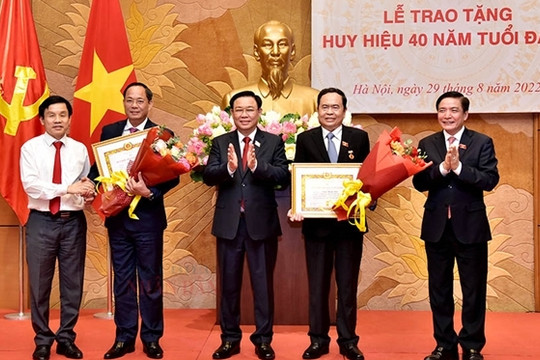Chủ tịch Quốc hội trao Huy hiệu 40 năm tuổi Đảng tặng 
các Phó Chủ tịch Quốc hội Trần Thanh Mẫn, Trần Quang Phương