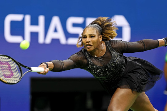 Video: Serena Williams bắt đầu giải đấu cuối cùng bằng chiến thắng 