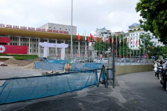 Cận cảnh rào chắn đường Trần Hưng Đạo phục vụ thi công ga ngầm S12 ở Hà Nội