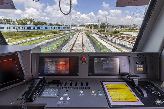 Đoàn tàu đầu tiên của tuyến metro số 1 TP.HCM chạy thử nghiệm trơn chu