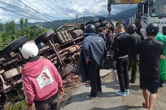 Xe tải tông chết 2 phụ nữ, đổ lật bên đường