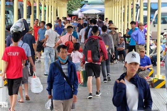 Người dân đổ về quê sớm, cửa ngõ Thủ đô ùn ứ từ trưa