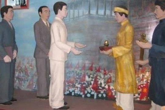 Về một chi tiết bị nghi ngờ trong Lễ trao ấn kiếm của Bảo Đại