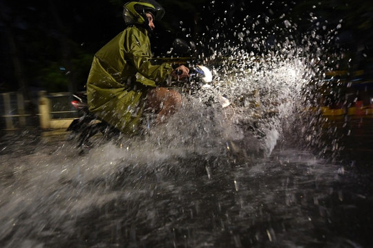 "Khu nhà giàu" Thảo Điền lại ngập sâu sau mưa lớn