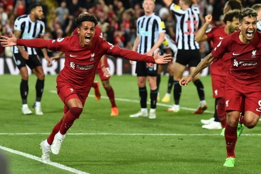 Liverpool thắng ở phút 98, Arsenal tiếp tục đứng đầu bảng