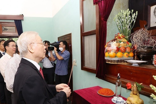 77 năm Quốc khánh: Tổng Bí thư dâng hương tưởng niệm Chủ tịch Hồ Chí Minh