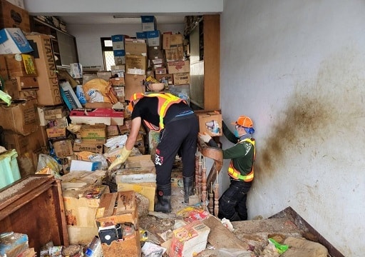 Căn nhà được bán với giá gấp đôi sau khi dọn sạch 31,5 tấn rác