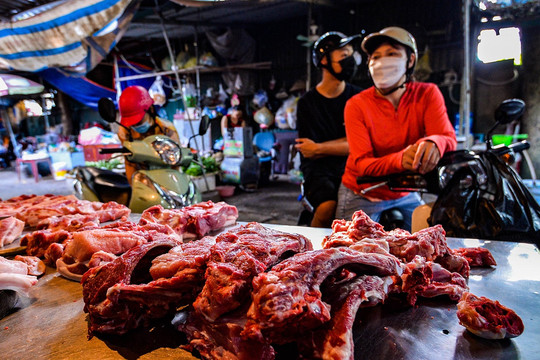 Lạ thường, thịt lợn ngoài chợ đắt đỏ hơn trong siêu thị