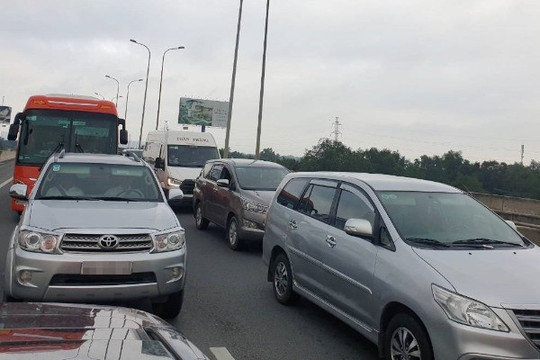 Ùn xe kéo dài ngày đầu nghỉ lễ 2/9: Chặn ô tô vào cao tốc TP.HCM - Long Thành