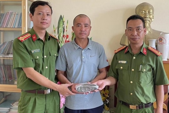 Công an Hà Nội trao trả gần 200 triệu đồng cho "khổ chủ" đánh rơi