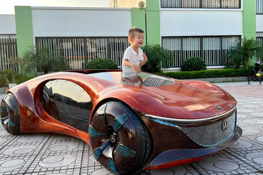 Ông bố 9x chi 300 triệu làm xe Mercedes bằng gỗ cực chất cho con trai