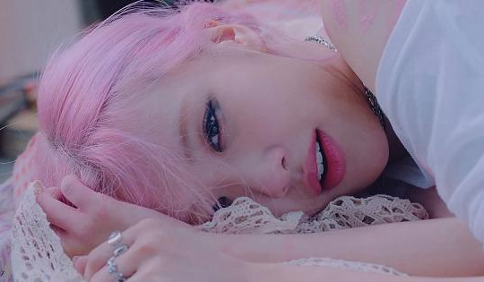Những idol Kpop nâng tầm nhan sắc với mái tóc hồng