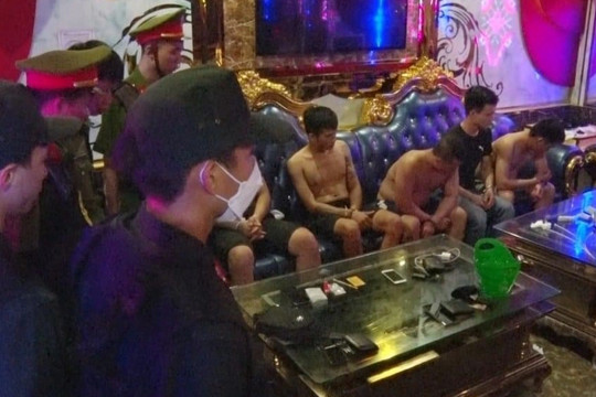 Gần 200 cảnh sát đột kích quán karaoke, phát hiện 39 đối tượng bay lắc