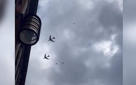 Hai máy bay ném bom Mỹ ‘bất ngờ’ bay thấp qua Stockholm