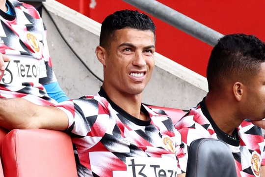 Ten Hag cảnh báo Ronaldo: Hãy làm quen với ghế dự bị