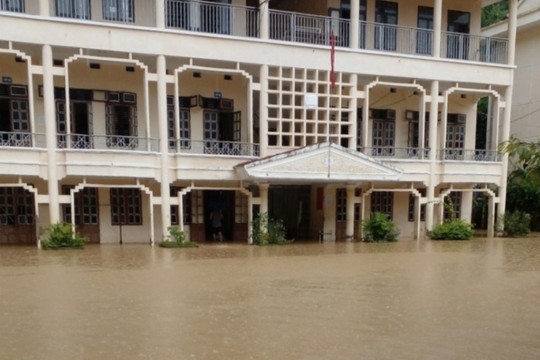 Một trường học ở Sơn La ngập trong biển nước sau mưa lớn
