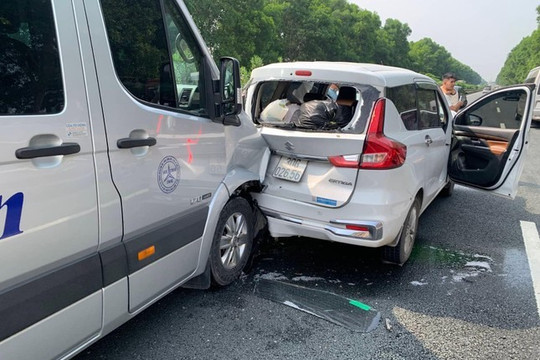 2 vụ tai nạn giao thông khiến cửa ngõ vào Hà Nội ùn tắc kéo dài