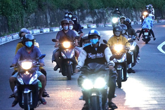 Nghìn người vượt đèo Hải Vân trong đêm bằng xe máy sau nghỉ lễ 2/9