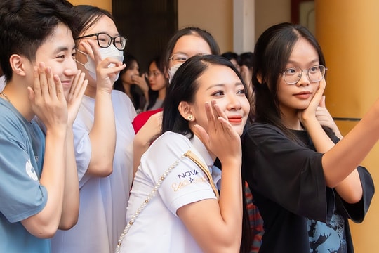 Á Hậu Lương Thị Hoa Đan trao quà khuyến học tại Hải Dương