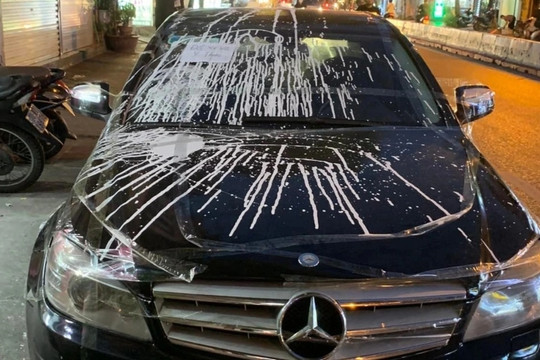 Công an thông tin vụ xế sang Mercedes bị dán băng dính, tạt bột trắng