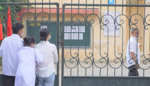 Nhiều học sinh ở Thanh Hóa không được vào trường dự khai giảng