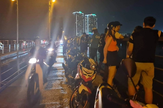 Hà Nội: Hàng chục người tìm kiếm đôi nam nữ nhảy cầu Long Biên