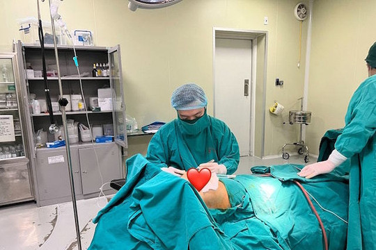 Cô gái nứt toác ngực vì làm thu nhỏ ngực sau sinh tại spa Hà Nội