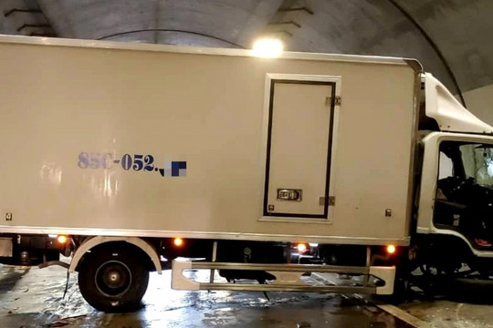 Xe tải nổ lốp trong hầm cao tốc Đà Nẵng - Quảng Ngãi gây ách tắc nhiều giờ