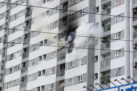 Cháy căn hộ chung cư, hàng trăm người dân được sơ tán