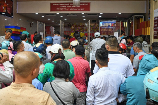 Người dân xếp hàng mua bánh trung thu ở Hà Nội