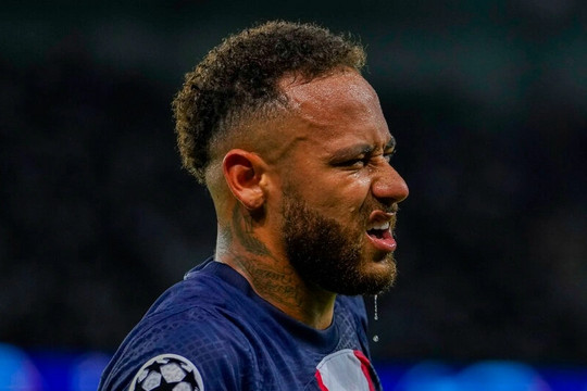 Neymar thất vọng vì Mbappe chơi quá cá nhân khiến PSG suýt trả giá đắt
