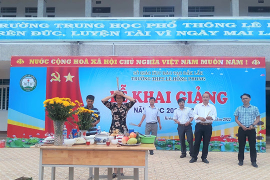 Hình ảnh 'cúng bái tại lễ khai giảng' ở Đắk Lắk gây xôn xao: Nhà trường nói gì?