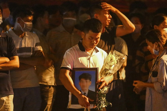 Vụ cháy 33 người chết: Người nhà nạn nhân ôm di ảnh chờ trước bệnh viện