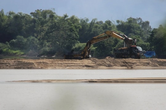 Một khúc sông ngắn, 2 doanh nghiệp thay phiên "moi ruột"