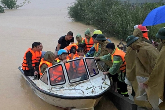 Cứu hơn 100 người thoát khỏi khu vực bị nước lũ cô lập