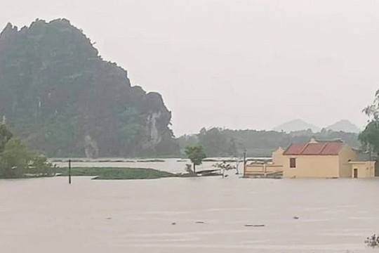 Gần 500 căn nhà ở Ninh Bình ngập lụt, nhiều khu dân cư bị chia cắt