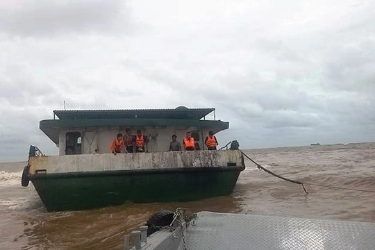 Tàu chở hơn 1.000 tấn dầu nguy cơ chìm ở vùng biển Thái Bình