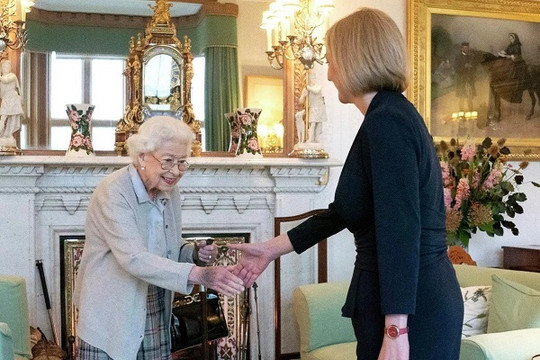 Hé lộ chi tiết 'bất thường' trong bức ảnh cuối cùng của Nữ hoàng Elizabeth II