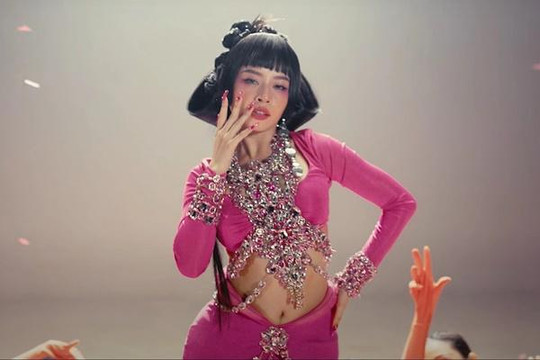 Bài hát mới của Chi Pu bị chỉ trích dung tục, phát âm tiếng Nhật sai